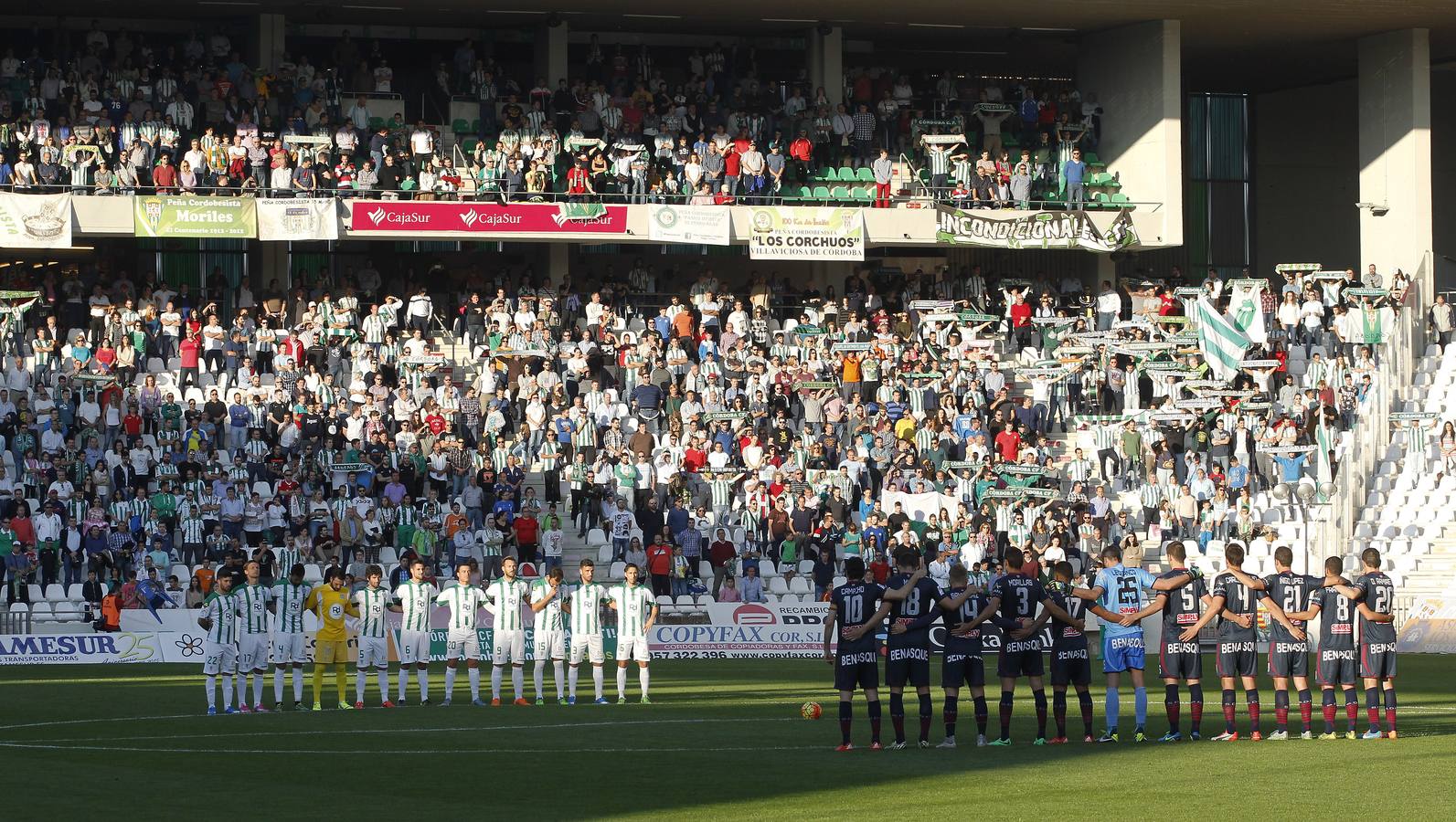 La grada del Córdoba-Huesca, en imágenes