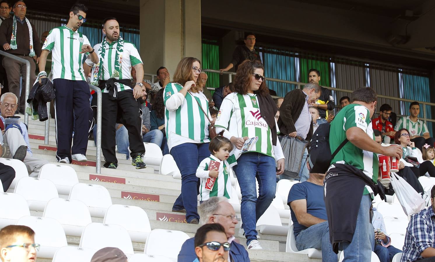 La grada del Córdoba-Huesca, en imágenes