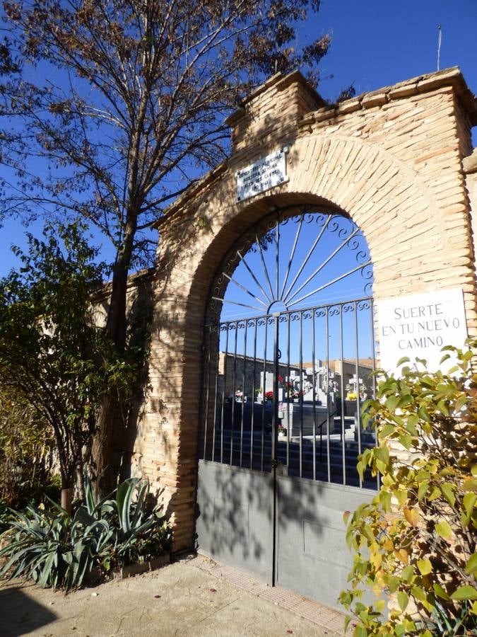 Entrada al cementerio de Azucaica en 2015. 