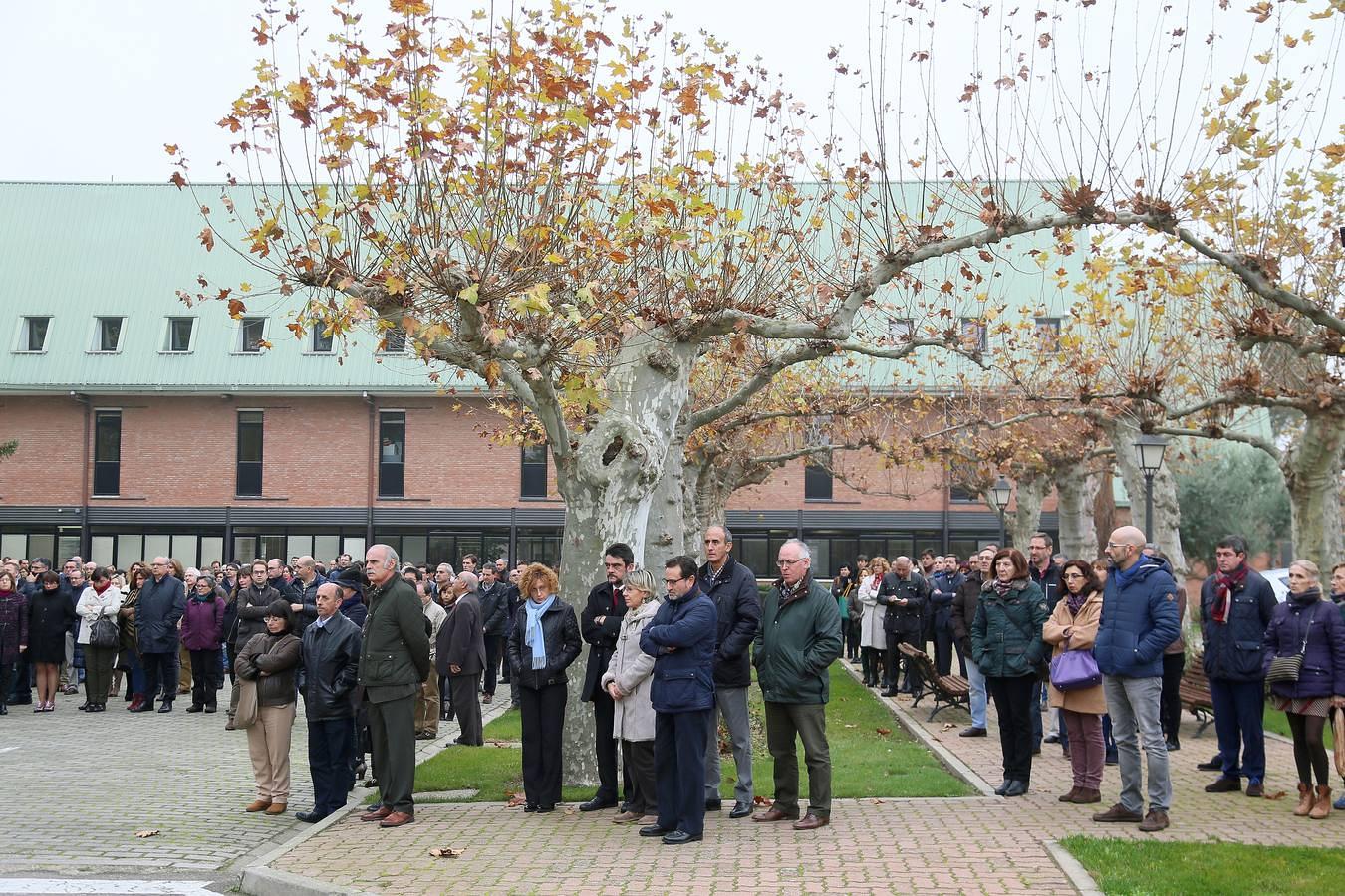 Concentración de los trabajadores de la Junta en repulsa por la cadena de atentados de París. 