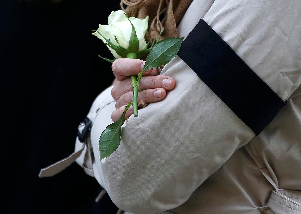 Otra rosa, entre los participantes en el minuto de silencio en Liverpool. 