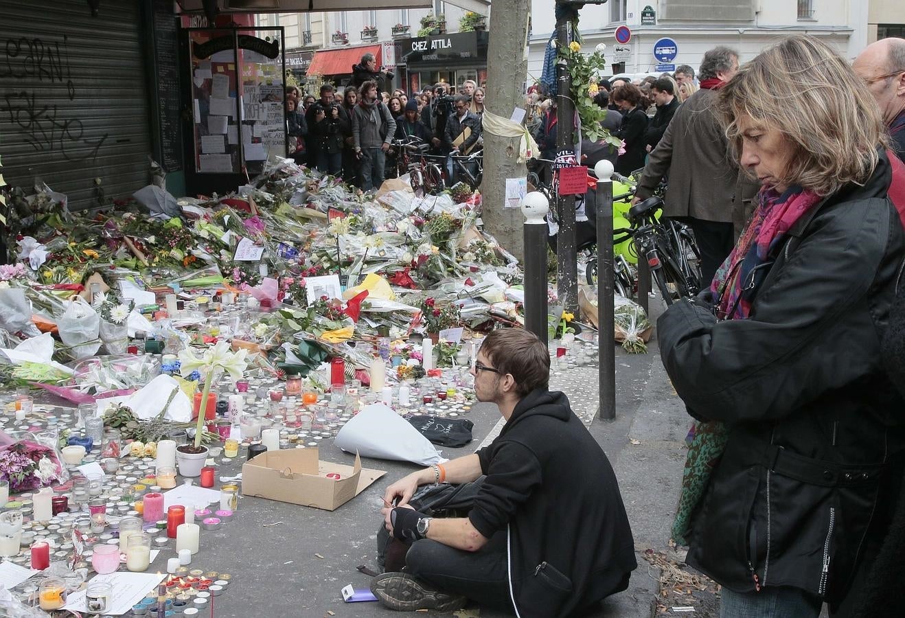 Multitud de personas guardan un minuto de silencio en los alrededores de La Belle Equipe, en la Rue de Charonne. 