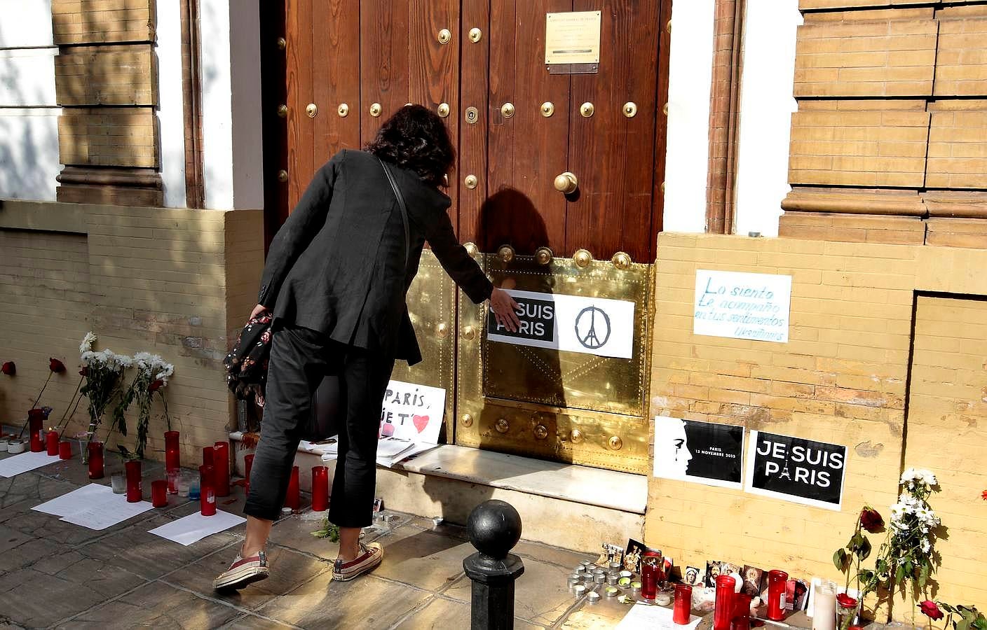 Los sevillanos le rinden su particular homenaje a las víctimas en el consulado de Francia en Sevilla