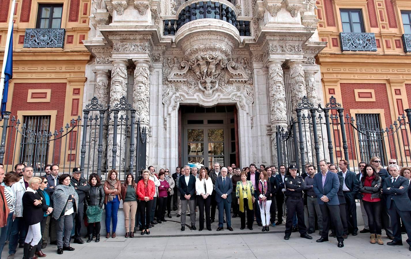 Funcionarios y ciudadanos se unieron a la presidenta de la Junta, Susana Díaz, en el minuto de silencio en San Telmo