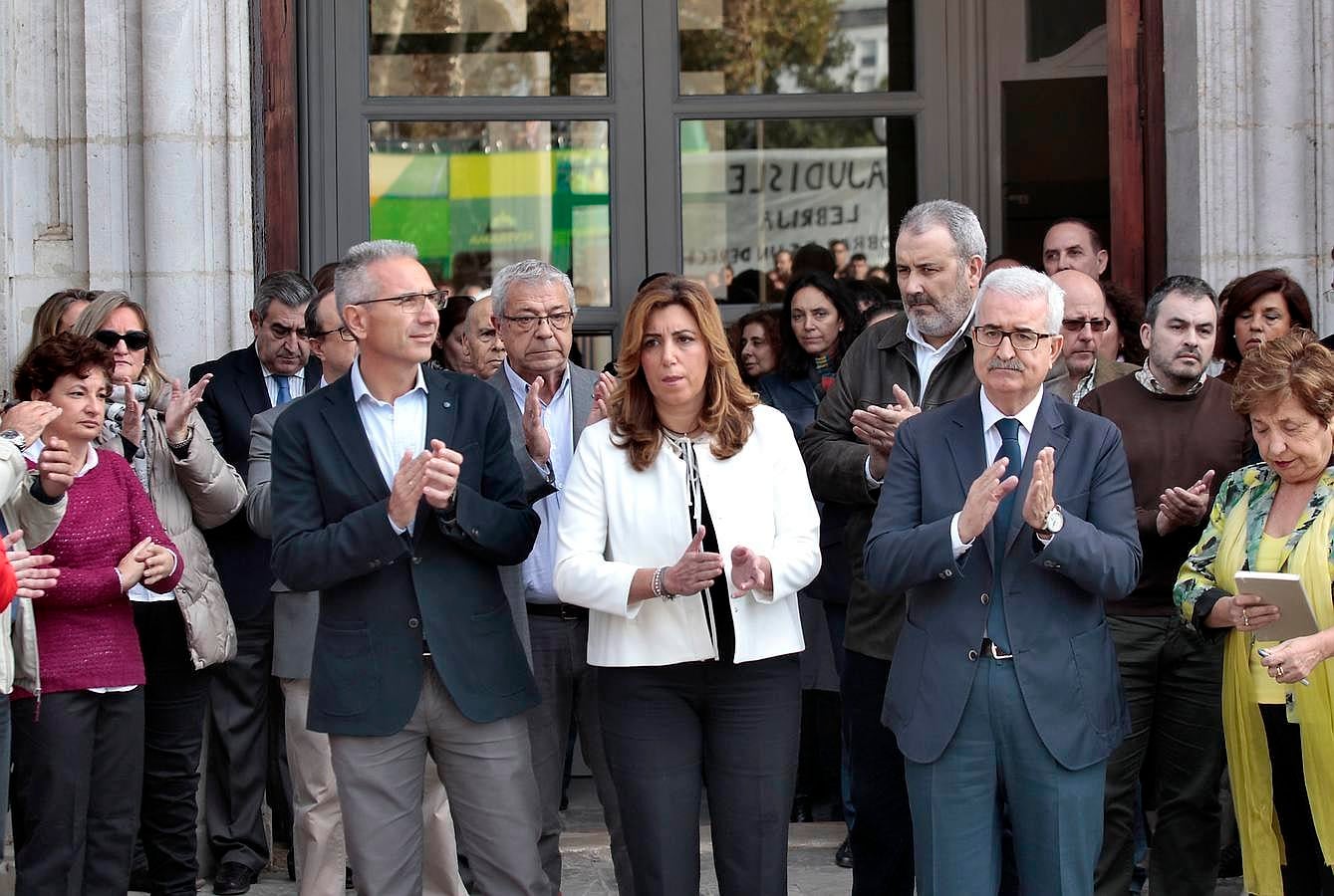 La presidenta de la Junta, Susana Díaz, con el vicepresidente, Manuel Jiménez Barrios, y el portavoz, Miguel Ángel Vázquez, en la puerta del Palacio de San Telmo