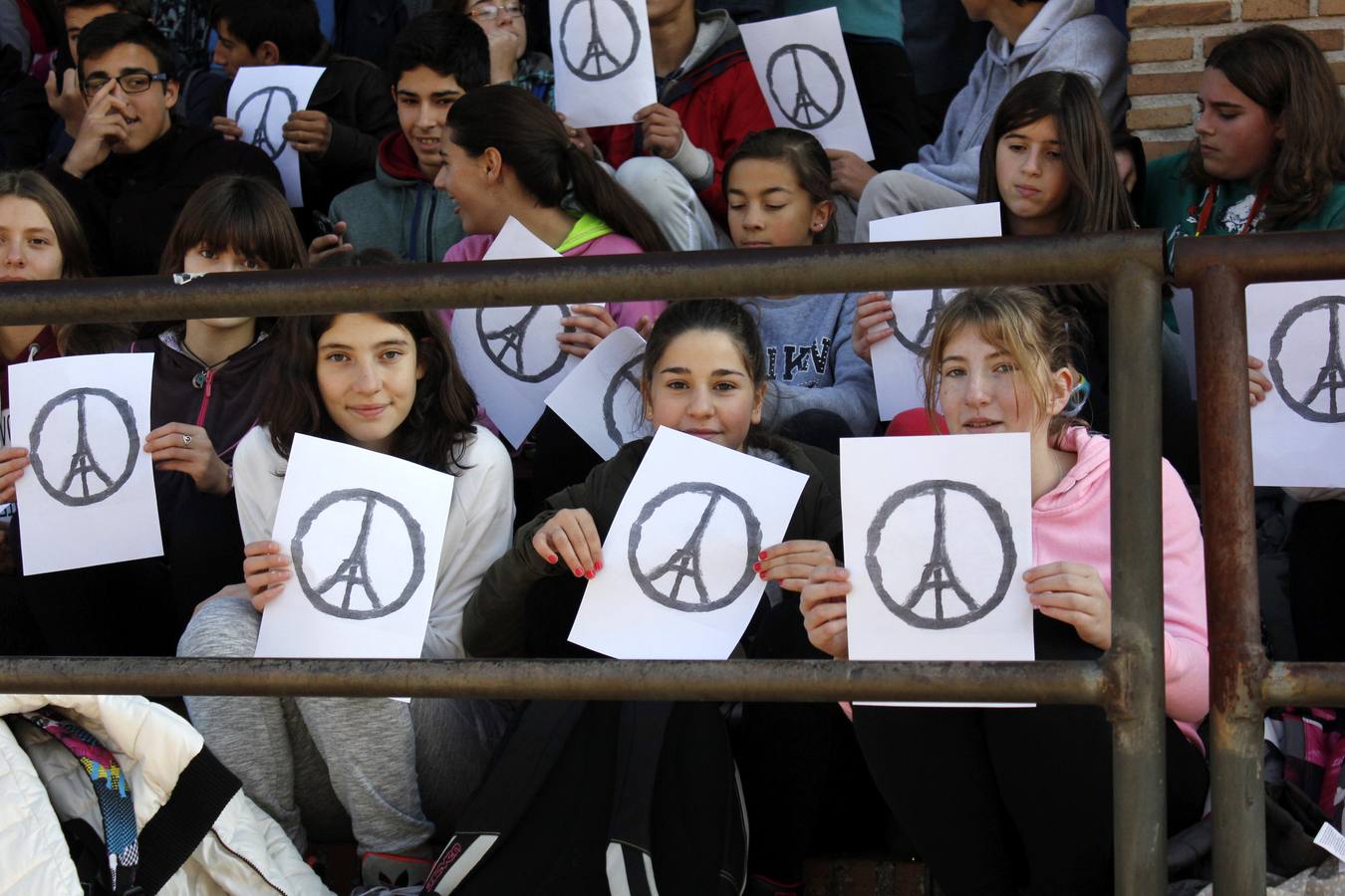 Los estudiantes han tomado asiento portando cartulinas con uno de los símbolos que más ha circulado estos días por las redes sociales, el de la torre Eiffel encuadrada en el símbolo de la paz. 