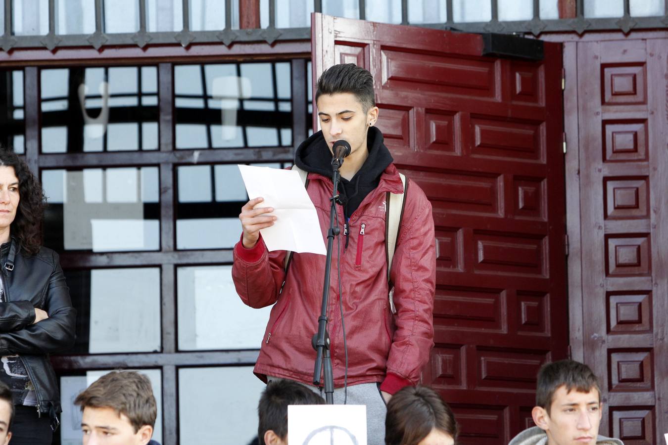 Alumnos del centro han leído un manifiesto en el que han manifestado su pesar y tristeza por los atentados ocurridos el 13 de noviembre en París, ciudad en la que viven algunos de los profesores que han pasado por el centro, para quienes han tenido palabras de ánimo y cariño. 