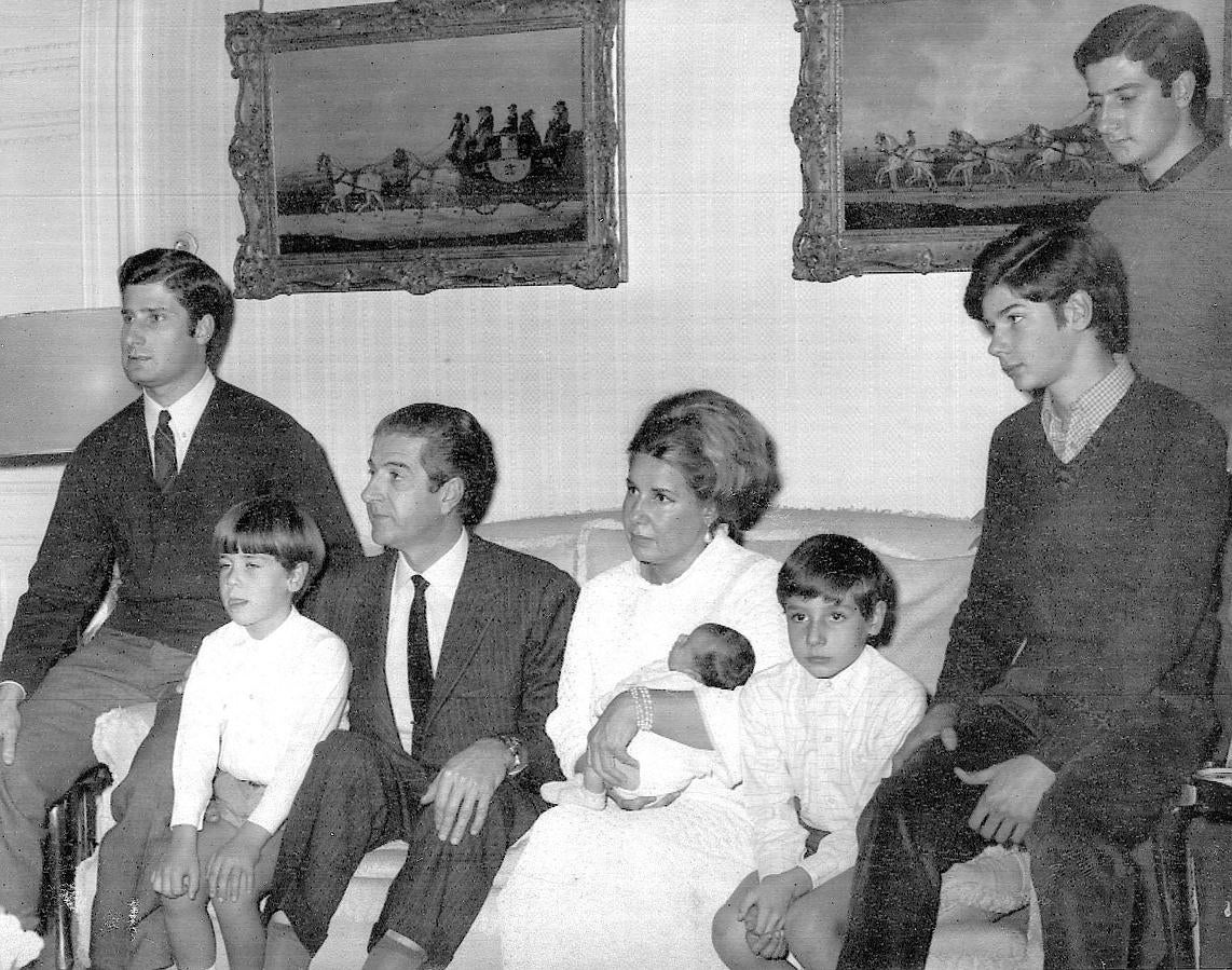 Los duques de Alba con sus hijos. 