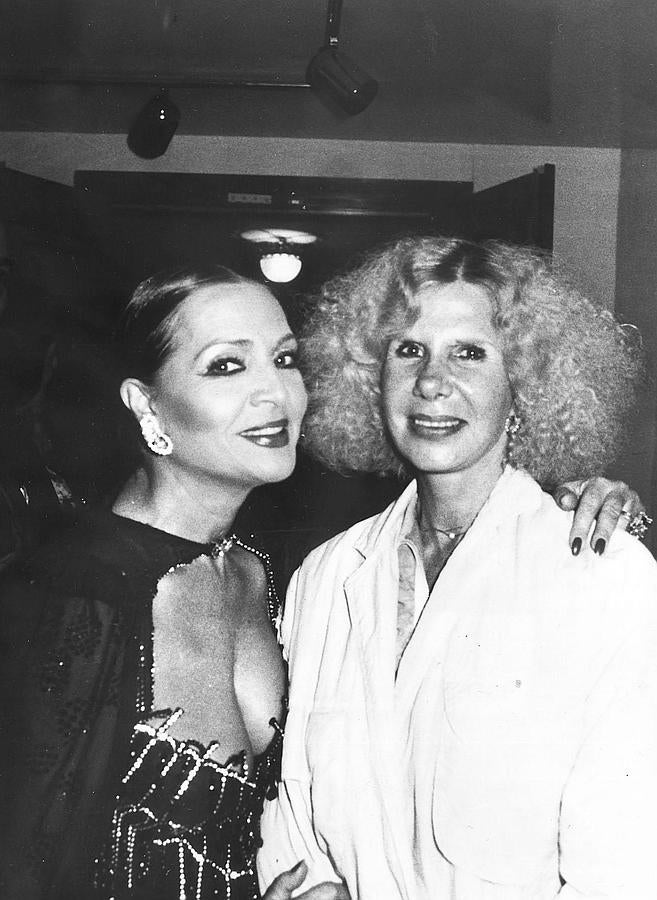 La duquesa de Alba con Sara Montiel en el teatro «La latina», donde presentaba «Nostalgia». 