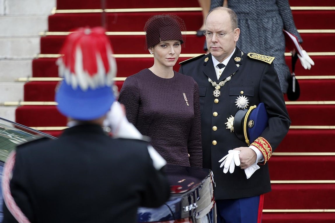 El príncipe Alberto y la princesa Charlene, a su salida de la catedral de Mónaco. 