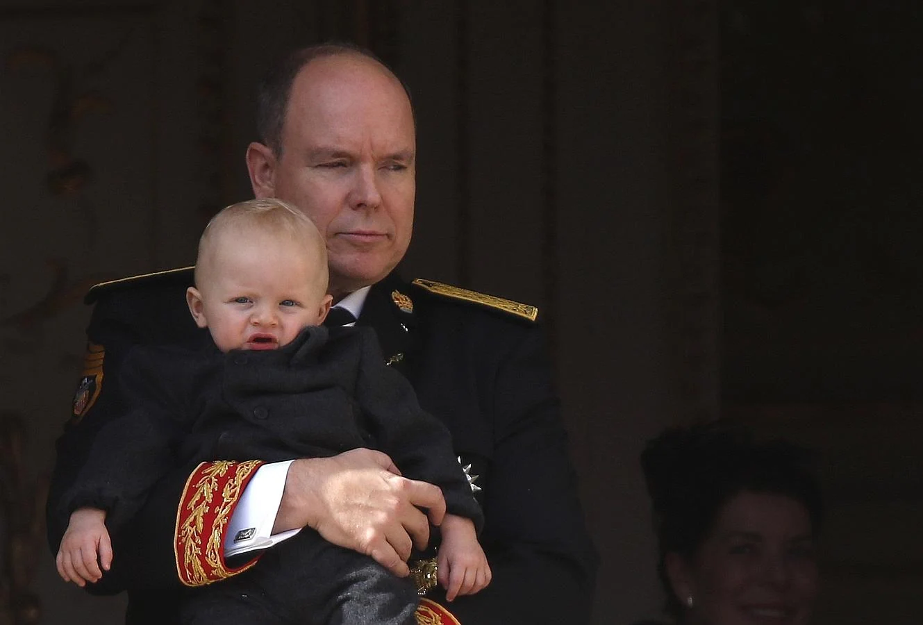 El príncipe Alberto con su hijo Jacques en brazos