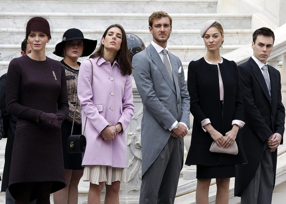 La princesa Charlene, Carlota Casiraghi, Pierre Casiraghi y su mujer, Beatrice Borromeo. 