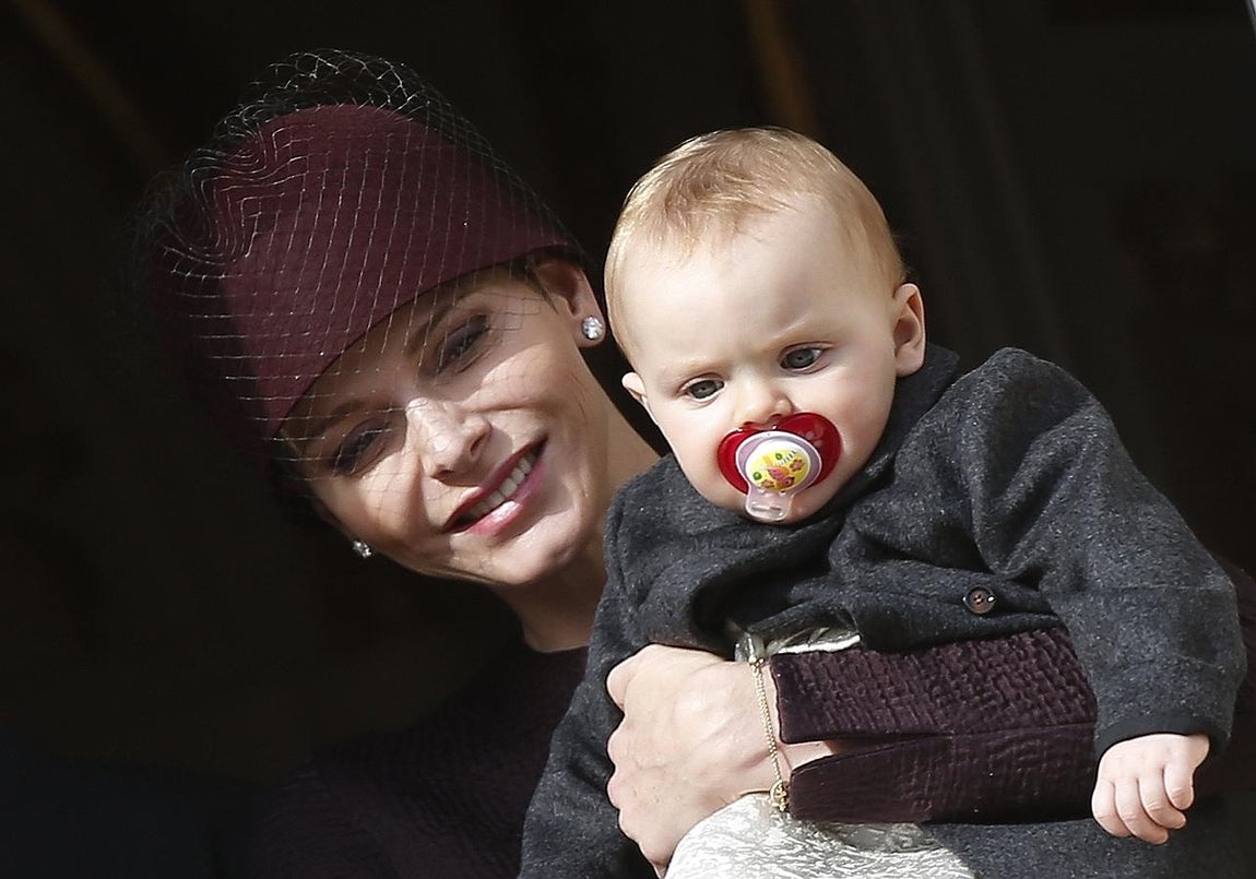 La princesa Charlene, con su hija Gabrielle en brazos. 