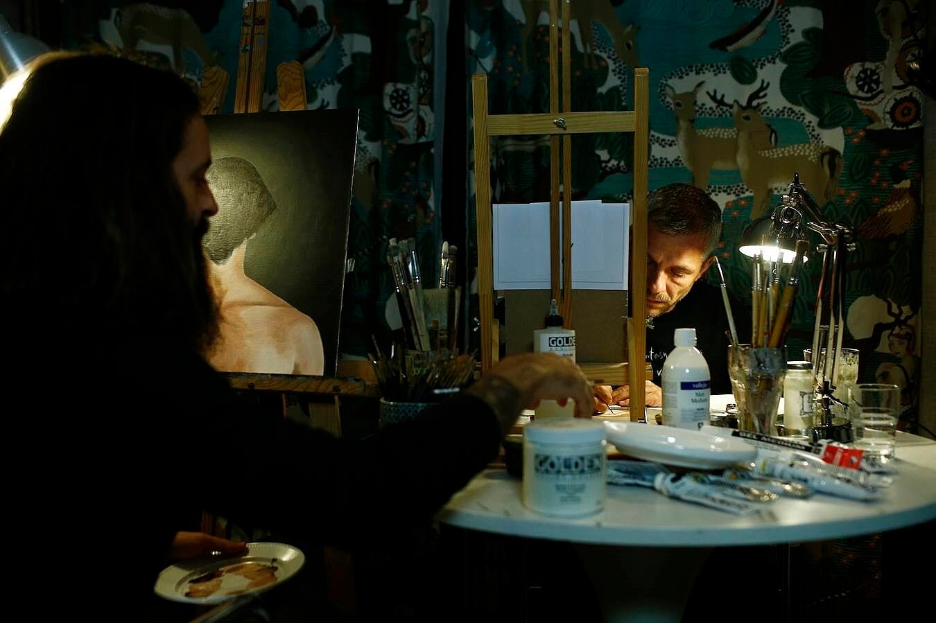 Michi (a la izquierda) y Rubén (derecha) trabajando en dos de sus pinturas
