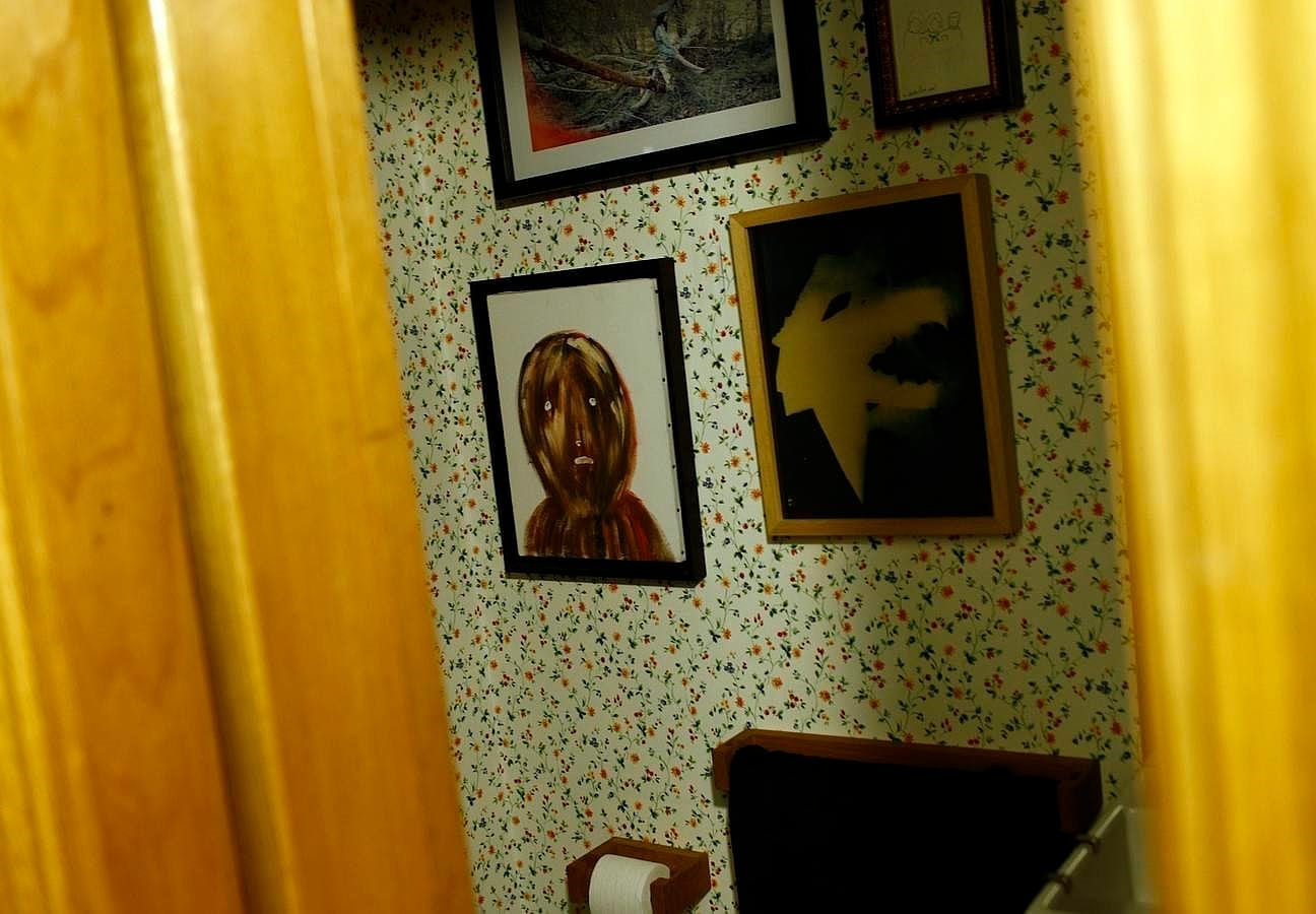 El cuarto de baño de la vivienda de los Rubenimichi también es un buen contenedor de obras de arte de su colección particular 