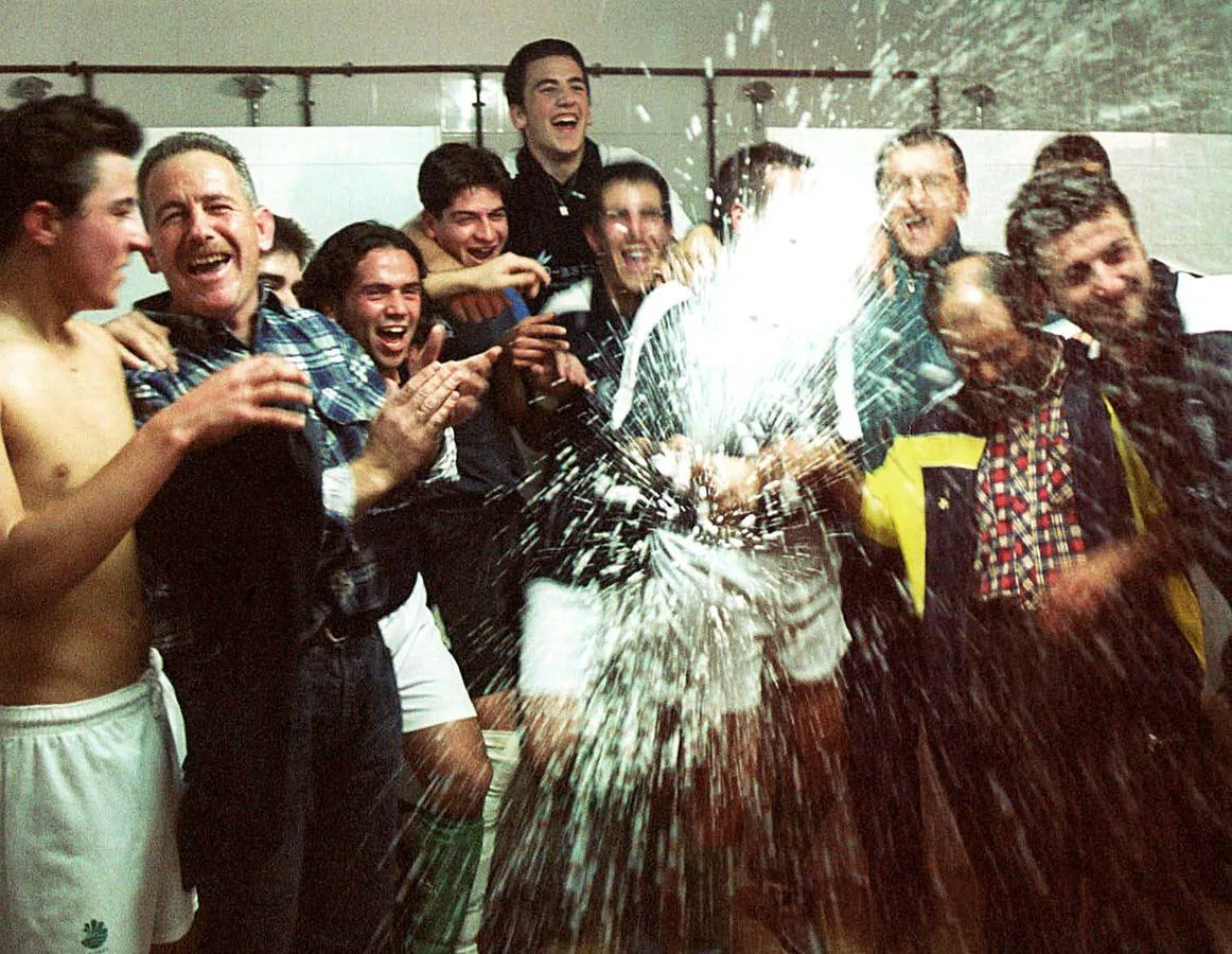 Los jugadores del equipo de fútbol local de Vélez Rubio consiguieron el primer premio en 2002