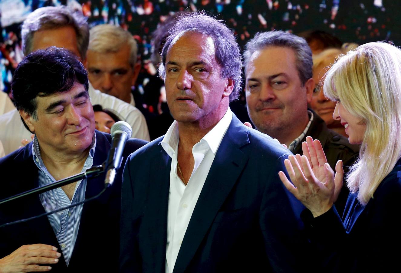 Scioli junto a su compañero de fórmula, Carlos Zanini, ayer, tras conocerse los resultados de las elecciones argentinas. 