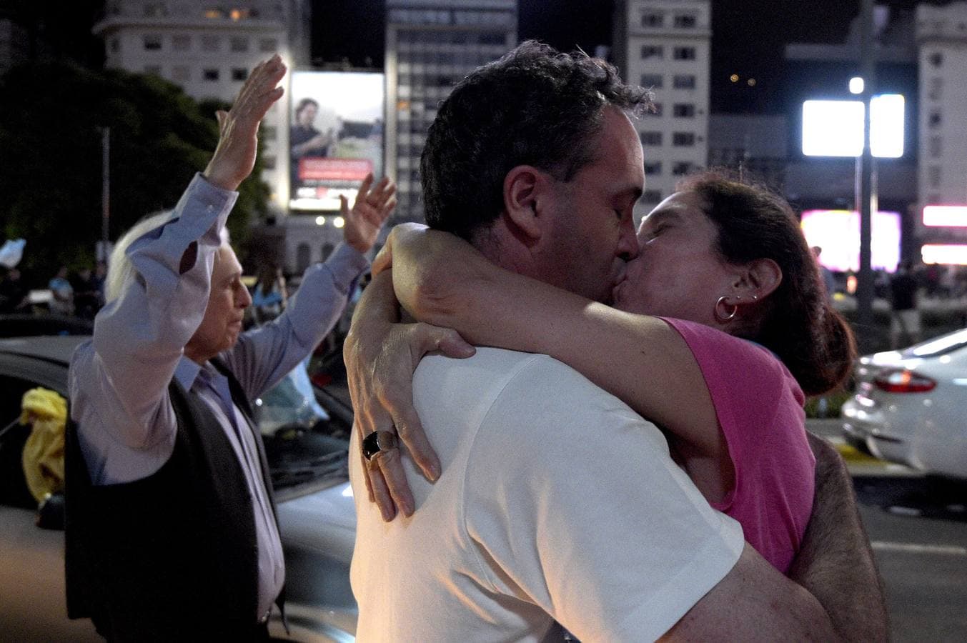 Besos y abrazos en Argentina, tras el triunfo del opositor, Mauricio Macri. 