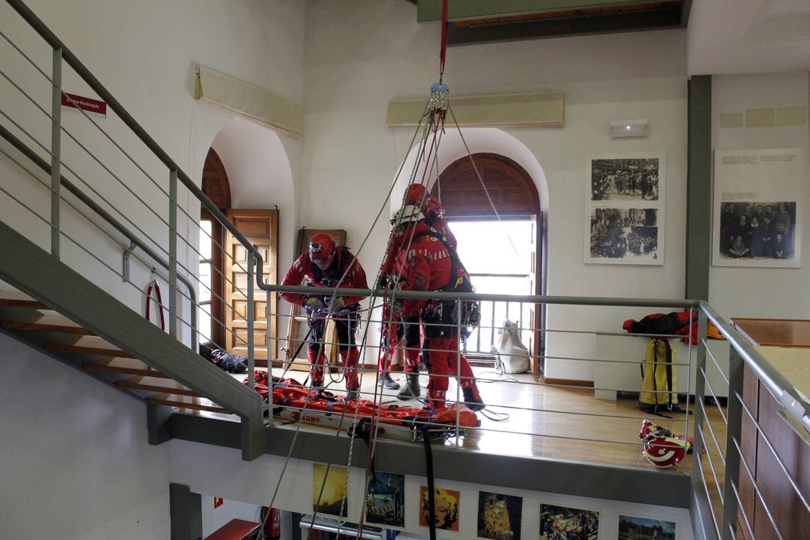 Los bomberos toman el Alcázar