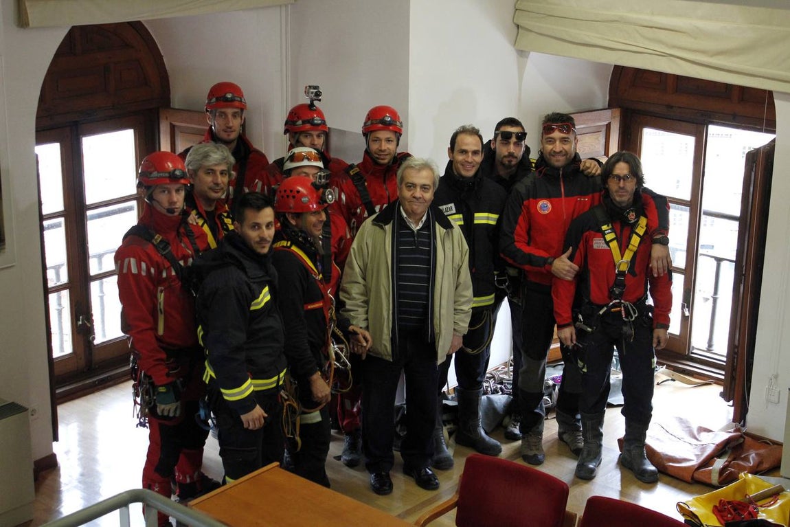 Los bomberos toman el Alcázar