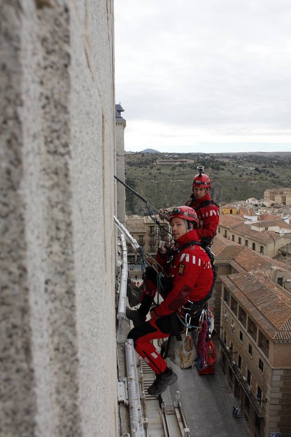 Los bomberos toman el Alcázar