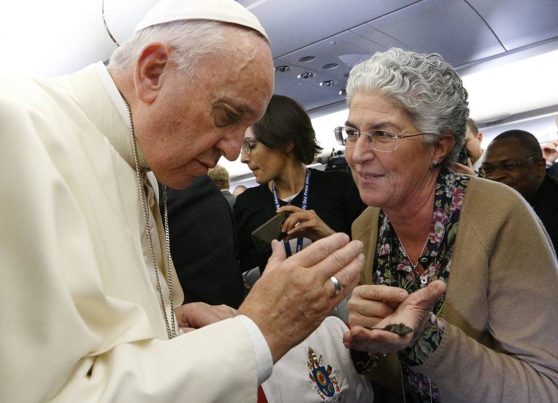 El Pontífice bendice una pequeña figura de Jesucristo de una periodista