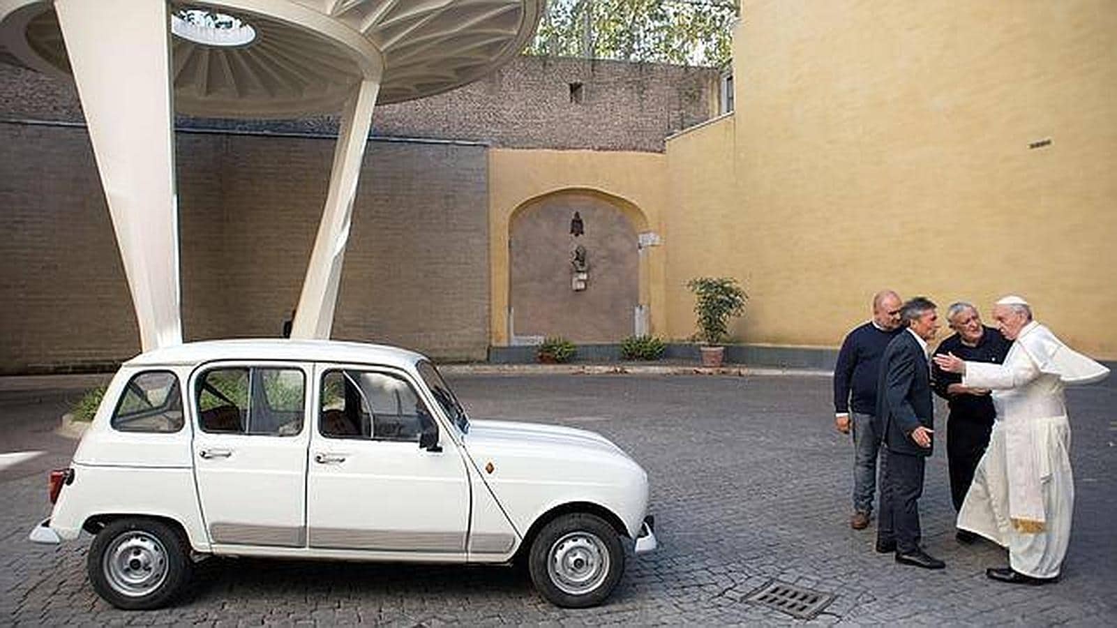 Particularmente famoso es el Renault 4 que el Papa recibió como regalo, y que perteneció al párroco italiano Renzo Rocca