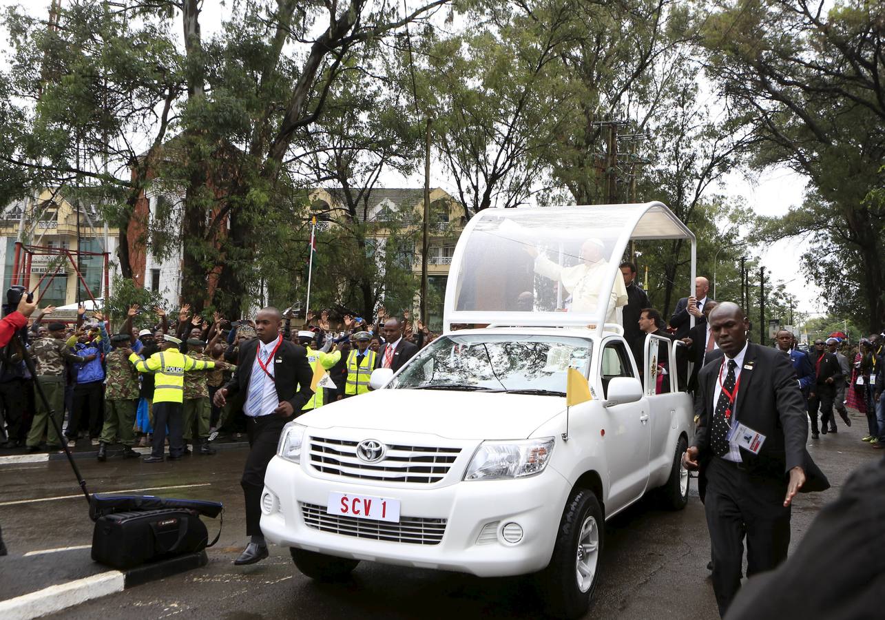 En su primer viaje a África el papa está utilizando un Toyota Hilux para sus desplazamientos