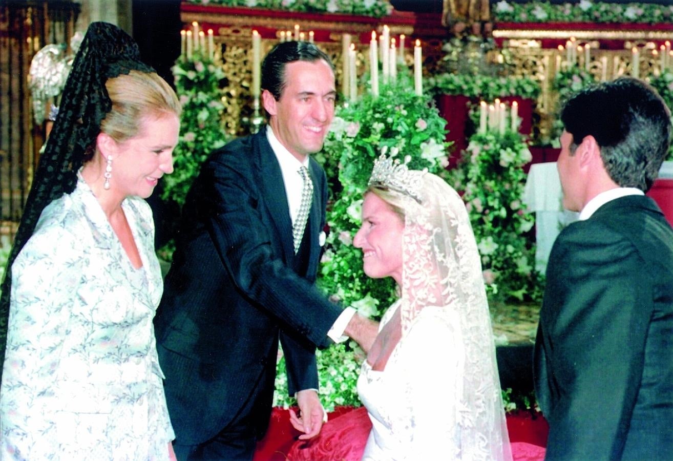 El 23 de octubre de 1998 en la Catedral de Sevilla, contrajo matrimonio con el torero Francisco Rivera Ordóñez. 