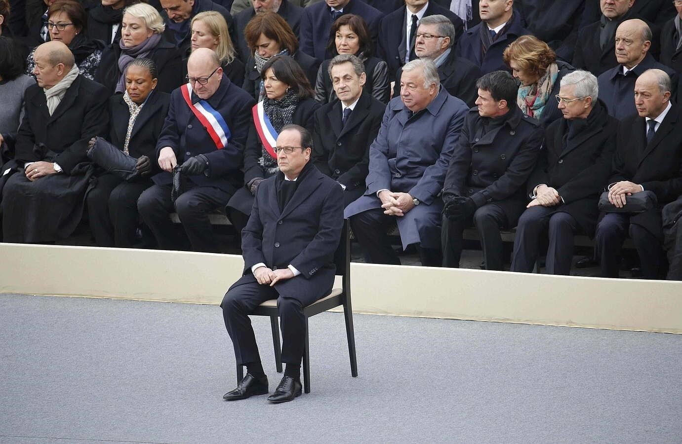 Hollande ha pronunciado un emotivo discurso en el que ha recordado a las víctimas que Francia está con ellas