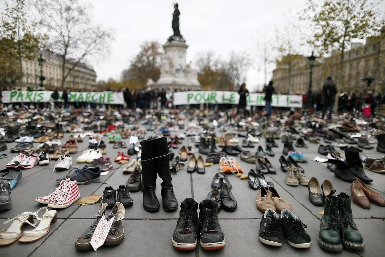 En la Plaza de la República de la capital francesa, miles de personas han dejado sus zapatos, incluidos unos enviados por el Papa Francisco, como símbolo de los ausentes y de la imposibilidad de organizar manifestaciones en la ciudad con ocasión de la Cumbre Climática a causa de la amenaza terrorista. 