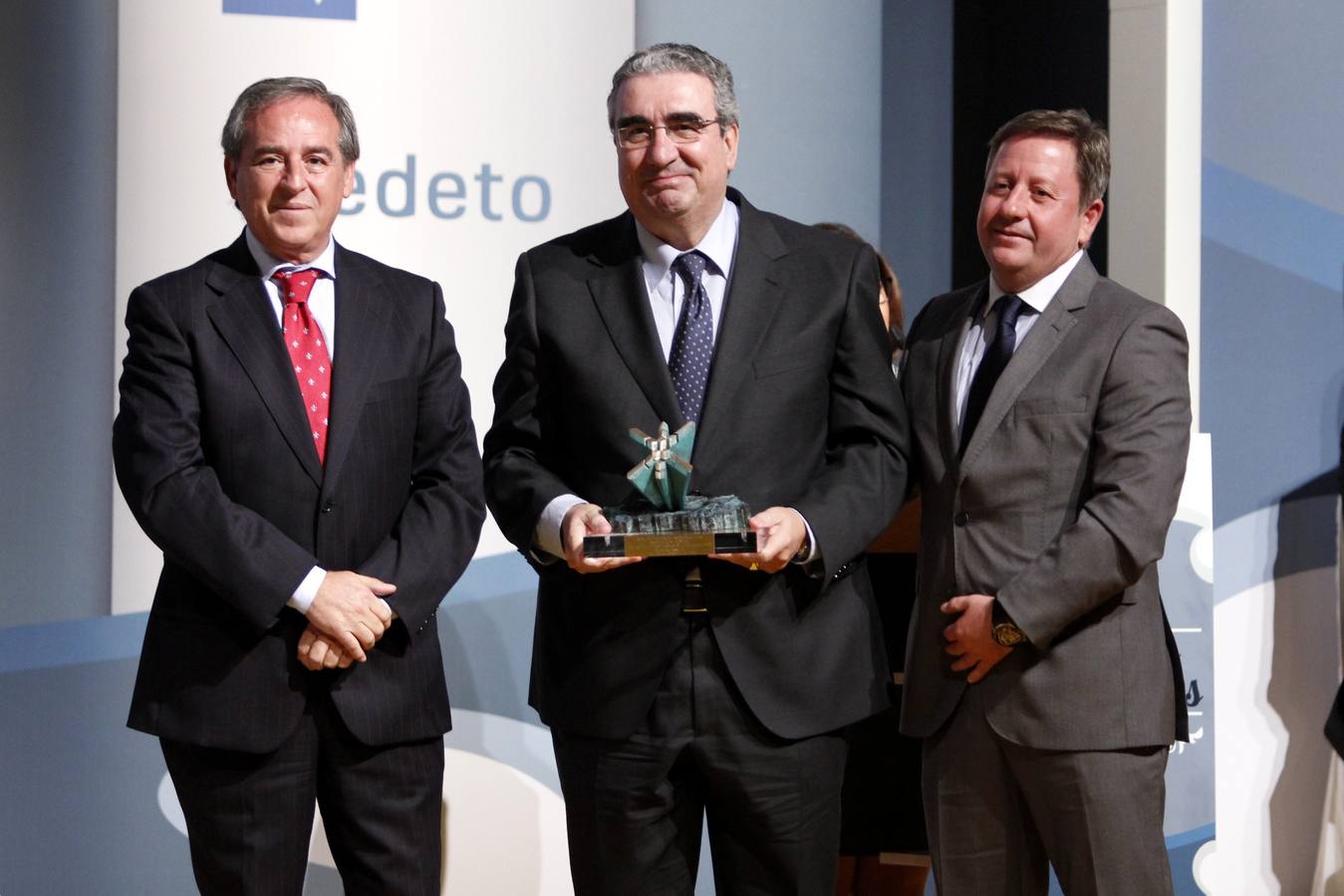 El galardón a Institución que ha colaborado directa o indirectamente con el tejido empresarial toledano ha sido entregado a la Real Academia de Bellas Artes y Ciencias Históricas de Toledo. 