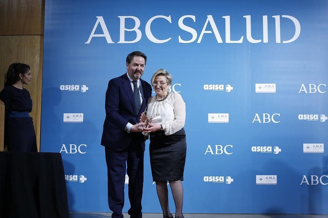 Bieito Rubido, director de ABC, entrega el premio ABC Salud 2015 a la oncóloga Ana Lluch