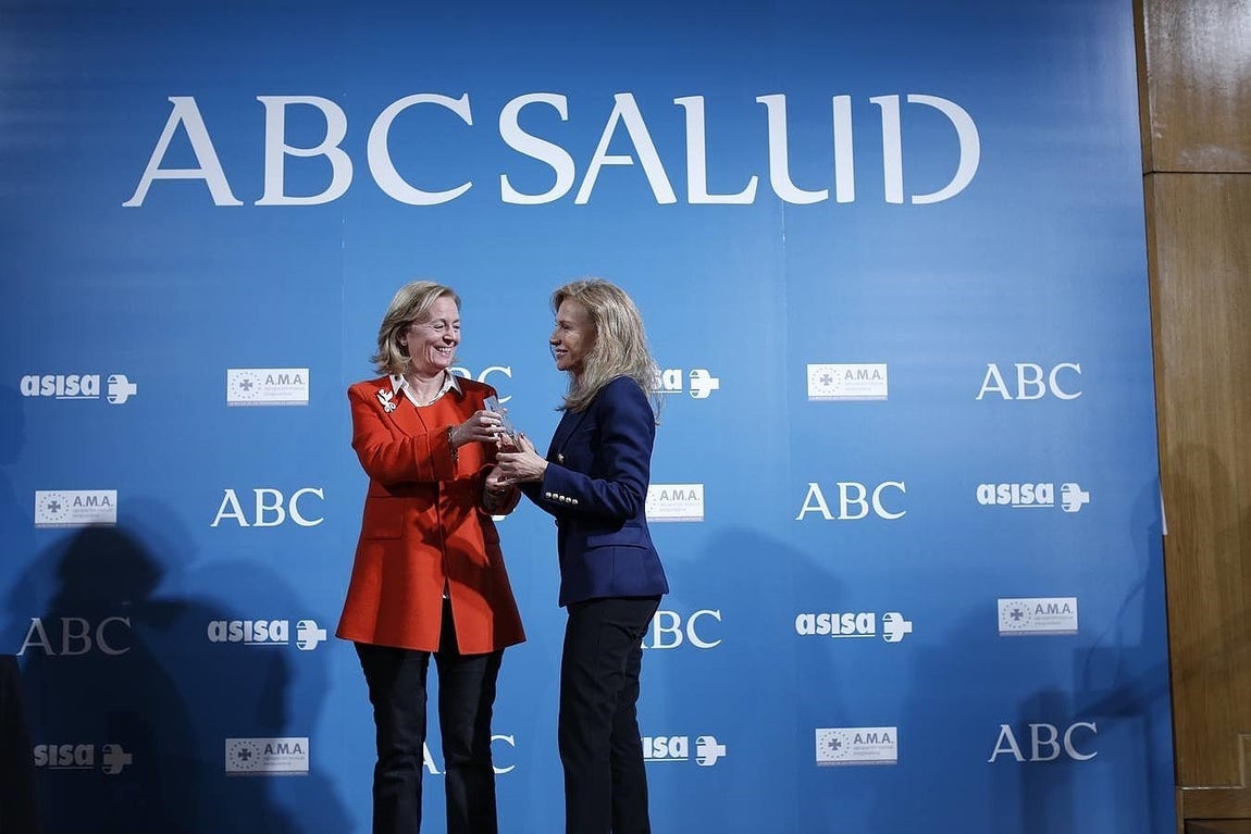 Catalina Luca de Tena, presidenta-editora de ABC, entrega el premio ABC Salud 2015 a Alica Koplovitz
