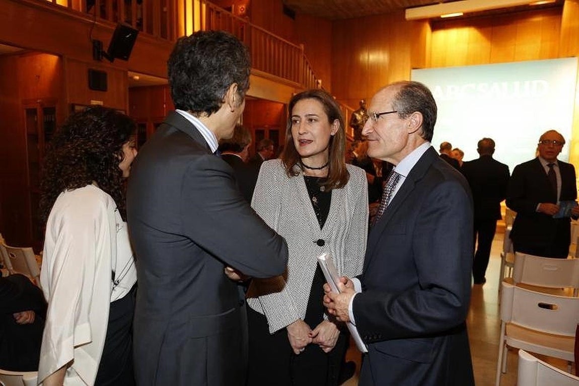 Cristina Henríquez de Luna (c), del laboratorio GSK, con otros invitados