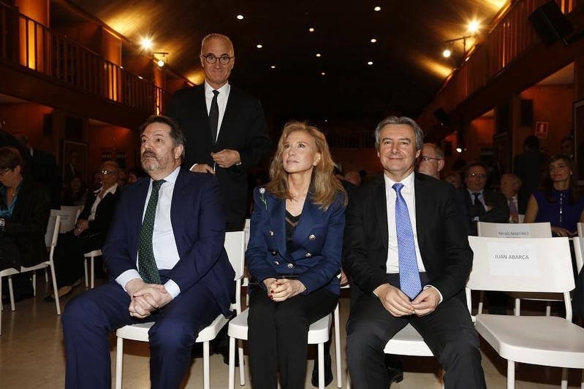 El director de ABC, Bieito Rubido, junto a la galardonada Alicia Klopovitz y al secretario general de Sanidad, Rubén Moreno