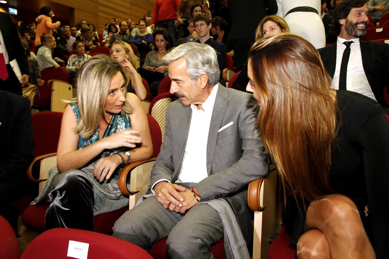 La alcaldesa Milagros Tolón conversa con Imanol Arias. 