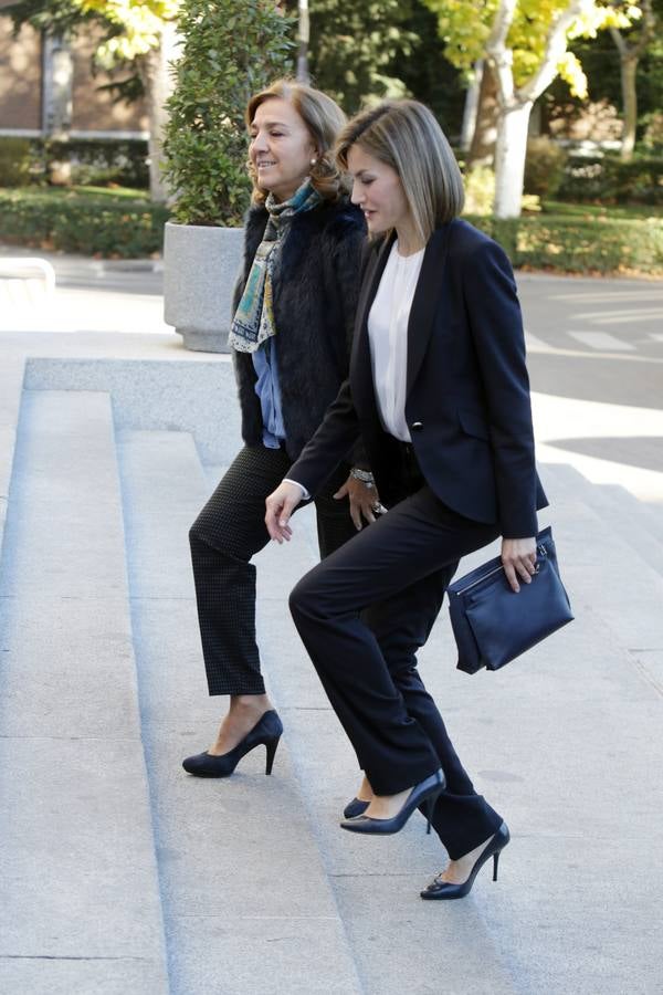 Doña Letizia junto a Carmen Vela a su llegada al CSIC