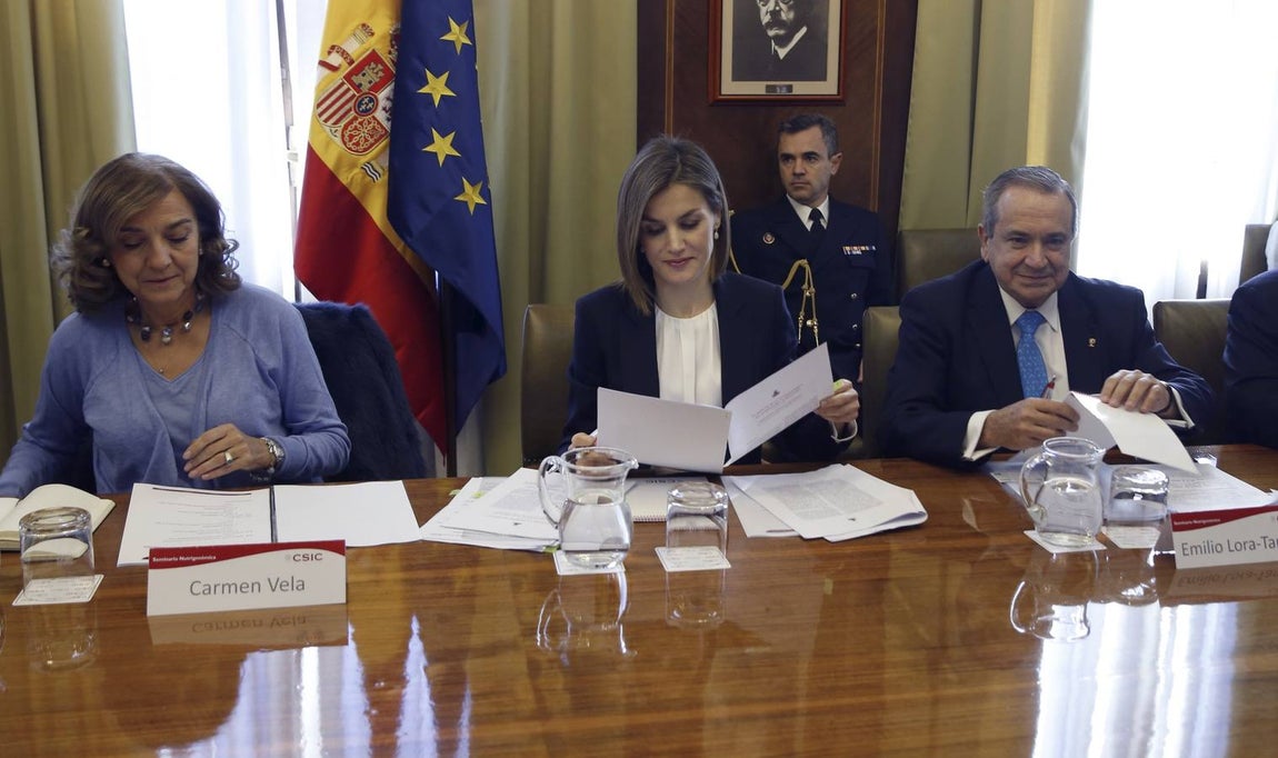 Doña Letizia junto a la secretaria de Estado de I+D+i y el presidente del CSIC, Emilio Lora-Tamayo