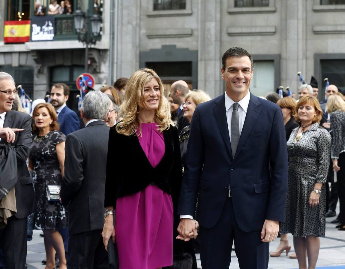 El líder socialista Pedro Sánchez y su esposa Begoña Gómez en el Teatro Campoamor de Oviedo, antes de la entrega de los Premios Princesa de Asturias