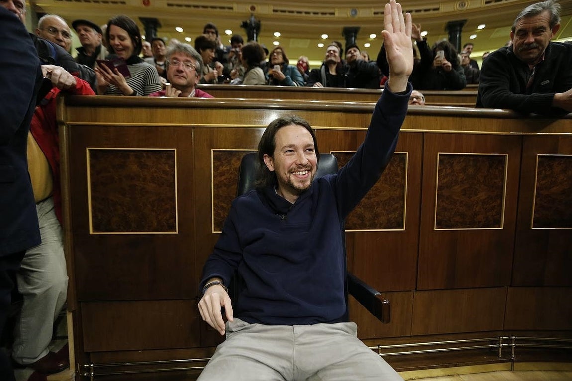 Pablo Iglesias se ha sentado en la silla de Rajoy entre gritos de «¡fuera, fuera!». 