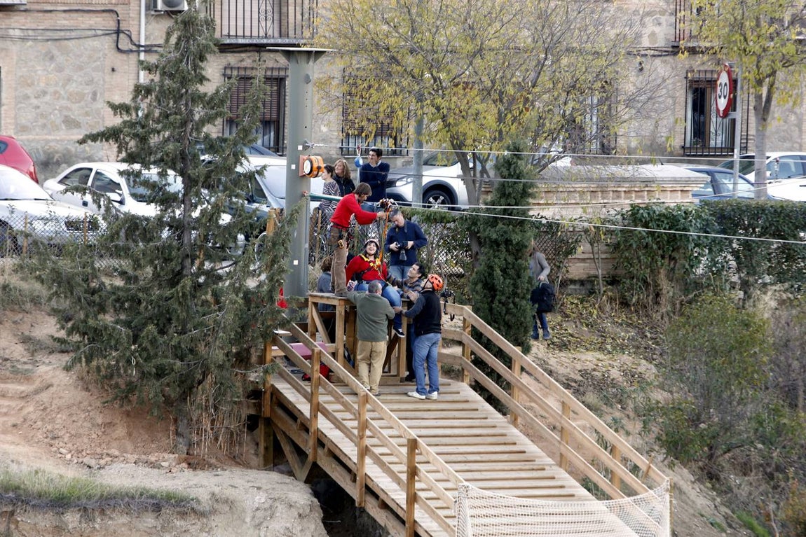 El equipo de la tirolina prepara al usuario. 