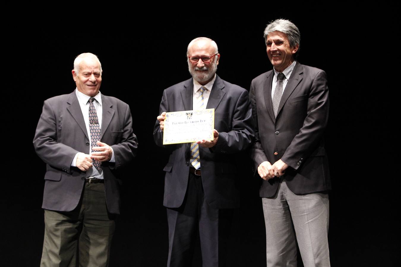 El director de la Biblioteca, Juan Sánchez, cno su galardón. 