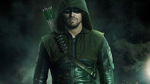 Oliver Queen hace mucho más que tirar flechas