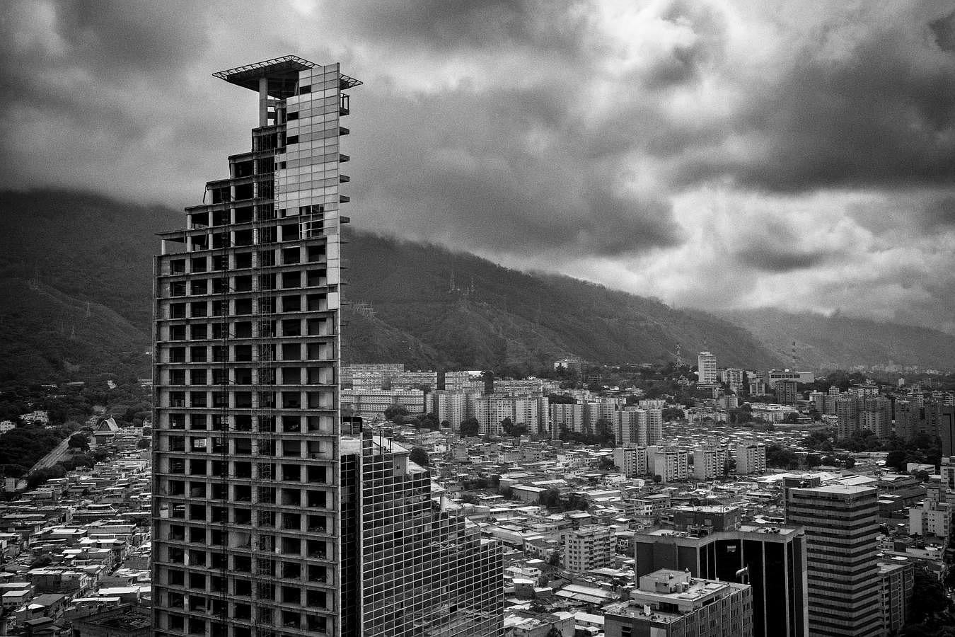 La torre de David representa el fracaso de las políticas del gobierno en materia de barrios. Durante muchos años la torre de David fue el mayor barrio del mundo de estructura vertical. Este edificio estaba llamado a ser un icono de la modernización de la ciudad pero sin embargo se convirtió en la mayor símbolo del fracaso del gobierno de Hugo Chávez. 