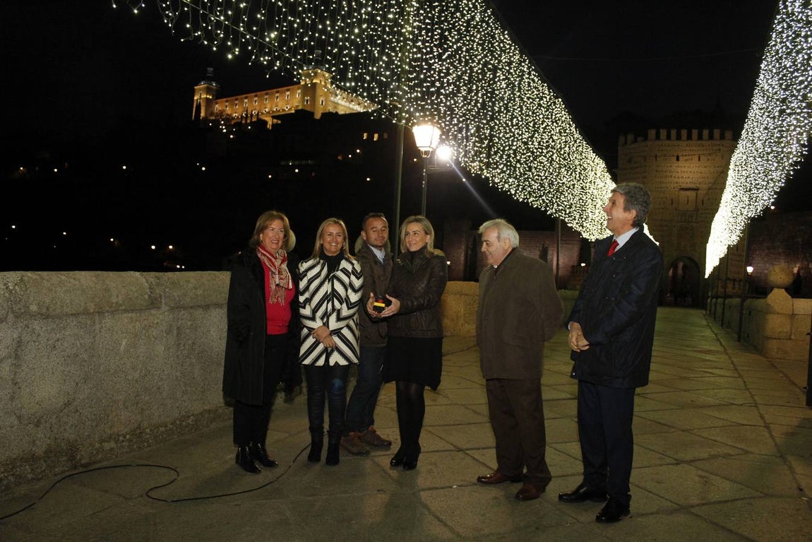 La alcaldesa activa el encendido. 