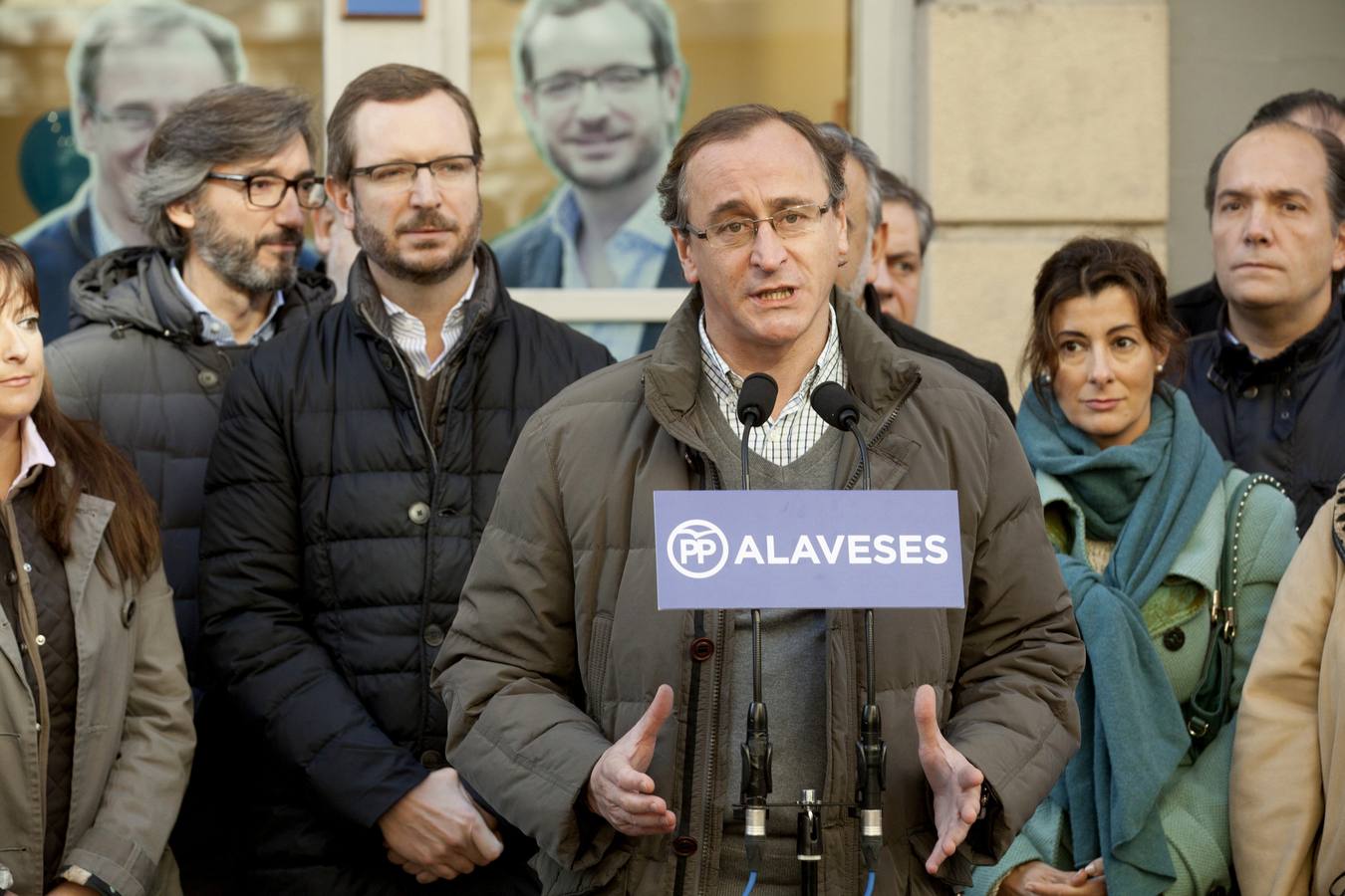 El ministro de Sanidad, Alfonso Alonso, acompañado por el también candidato por la provincia, Javier Maroto, y el secretario de Derechos y Libertades del PP, Iñaki Oyarzabal, durante un acto de campaña celebrado en Vitoria. 