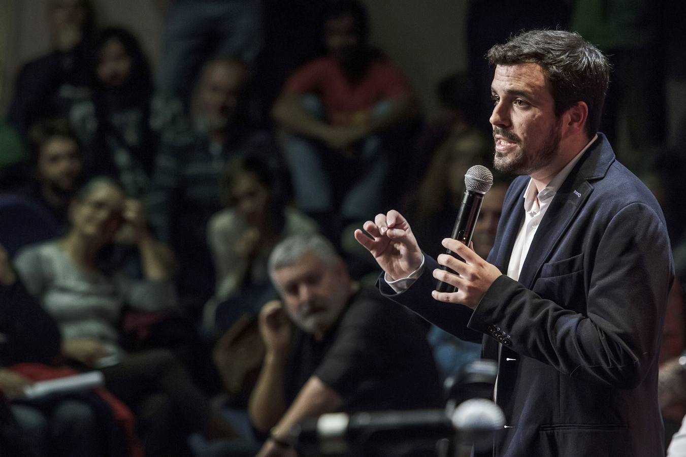 El candidato de IU-Unidad Popular a la Presidencia del Gobierno, Alberto Garzón, durante su intervención en el barrio burgalés del Gamonal. 