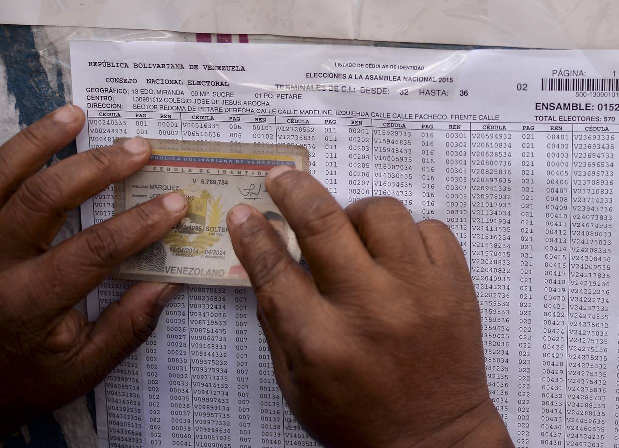 Un ciudadano venezolano busca su nombre antes de votar. 