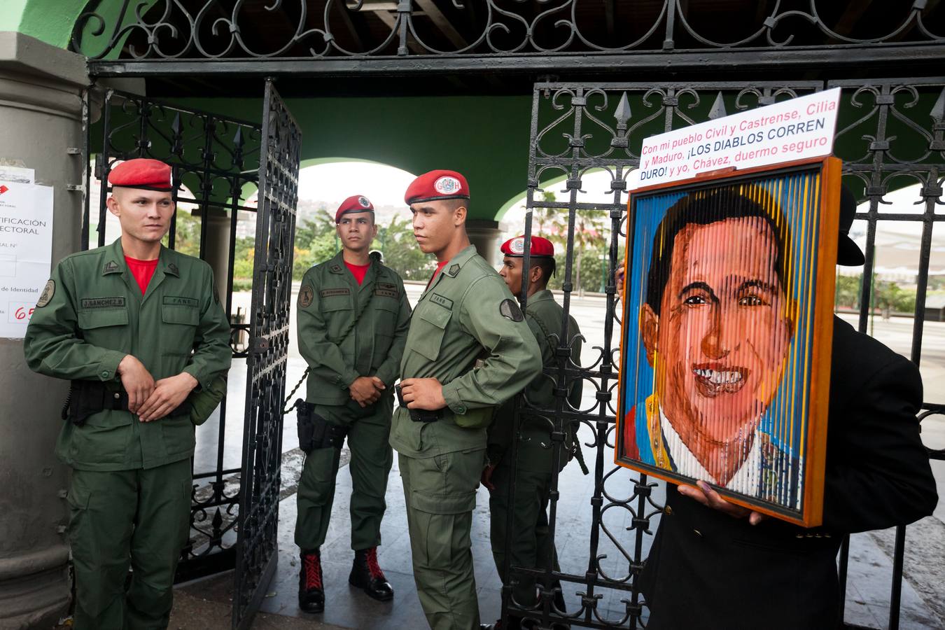 Militares venezolanos vigilando un centro electoral. 